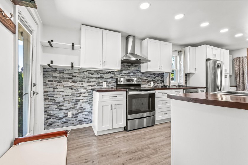 Welcome to this beautifully renovated waterfront cottage on - photo 6