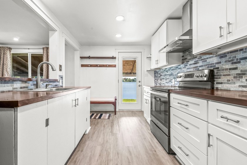Welcome to this beautifully renovated waterfront cottage on - photo 7