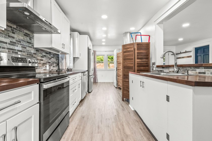 Welcome to this beautifully renovated waterfront cottage on - photo 8