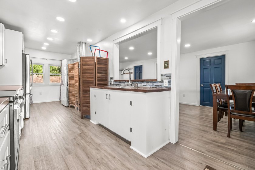 Welcome to this beautifully renovated waterfront cottage on - photo 9