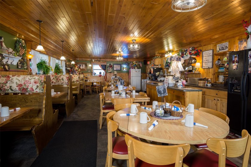Own your own restaurant! Commercial property with a successful - photo 11
