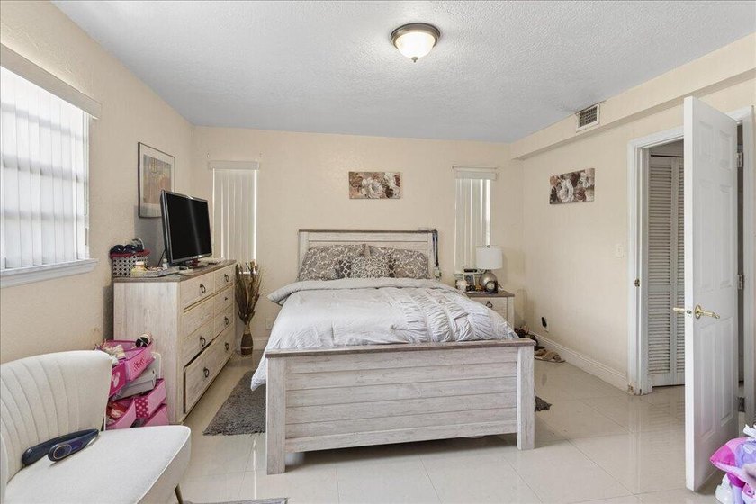 Looking for a 4-bedroom home with no HOA and an oversized lot - photo 11