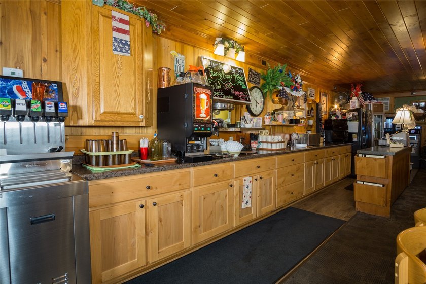 Own your own restaurant! Commercial property with a successful - photo 12