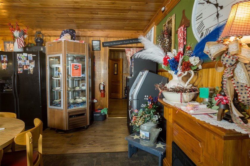 Own your own restaurant! Commercial property with a successful - photo 15