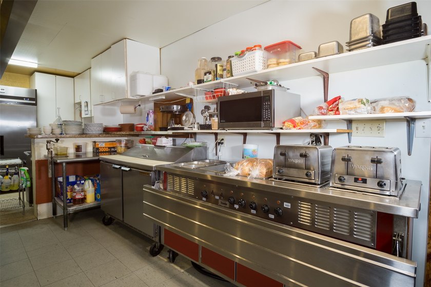 Own your own restaurant! Commercial property with a successful - photo 18