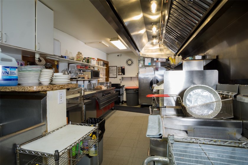 Own your own restaurant! Commercial property with a successful - photo 20