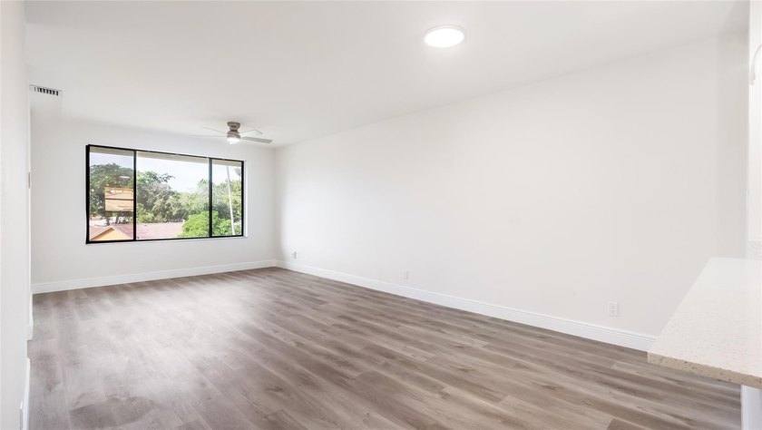 Top-Floor Corner Unit | All Ages | Rent Right Away! Experience - photo 3