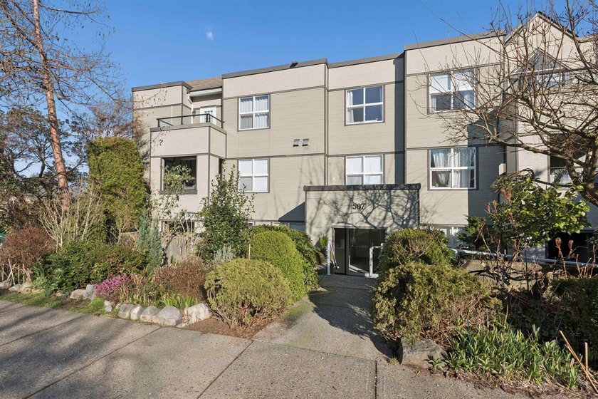Welcome to St. George Place in the heart of Mount Pleasant. This - photo 2