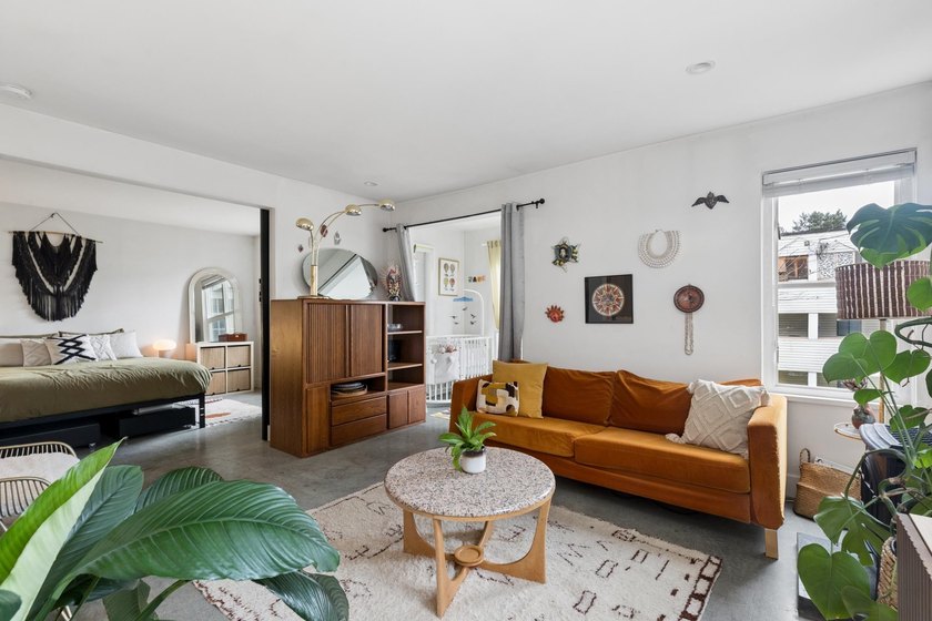 Welcome to St. George Place in the heart of Mount Pleasant. This - photo 4