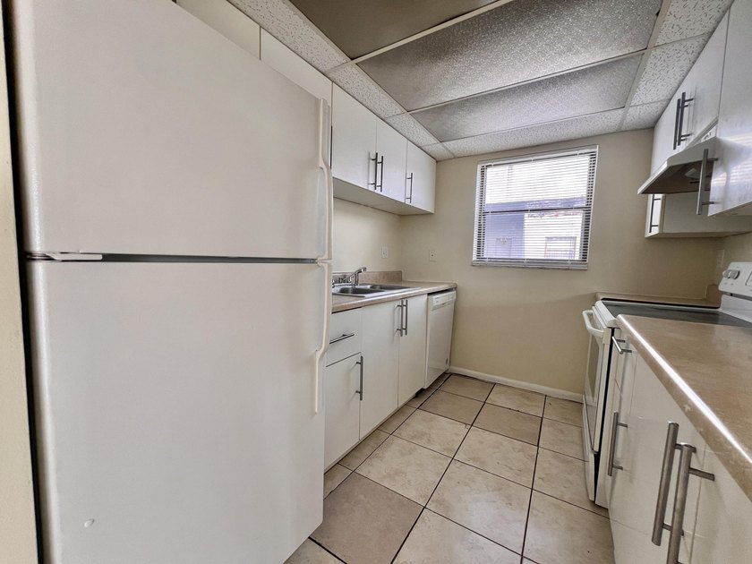 FOR SALE- 1bed 1Bath fourth floor condo. Unit rented until - photo 5