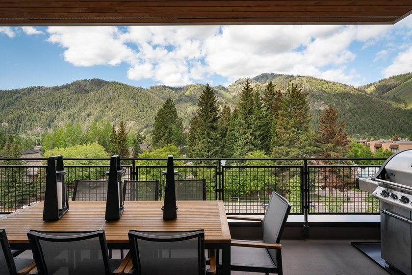 Premier west-facing Limelight Hotel Residence with Baldy views - photo 2