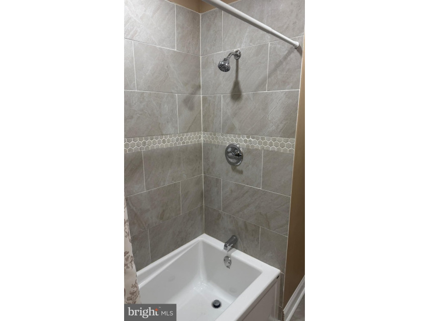 Nice renovated duplex with car garage and side entrance and - photo 14