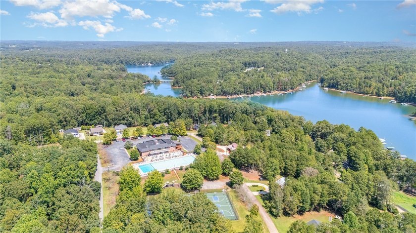 Located in the desirable Edisto Village of Foxwood Hills, this 0 - photo 16