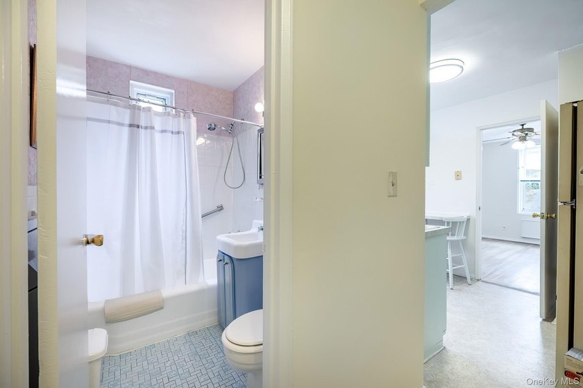 **ACCEPTED OFFER** Spacious and bright 2 bedroom conveniently - photo 18