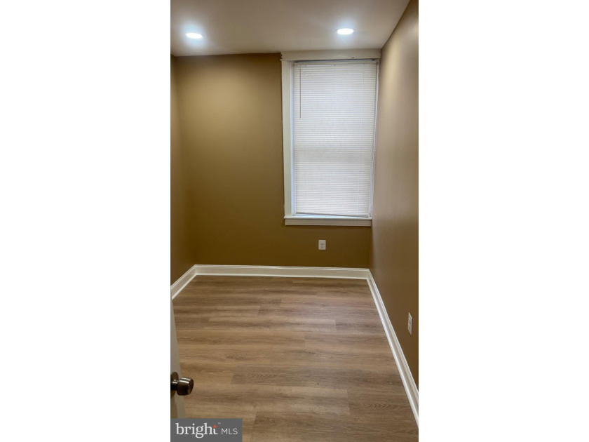 Nice renovated duplex with car garage and side entrance and - photo 18