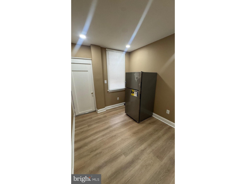 Nice renovated duplex with car garage and side entrance and - photo 23