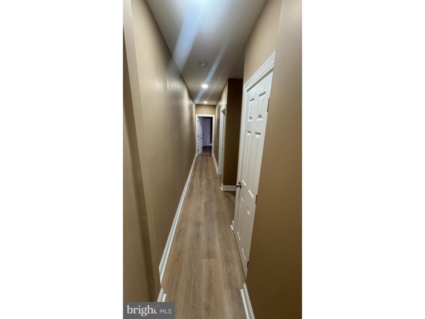 Nice renovated duplex with car garage and side entrance and - photo 33