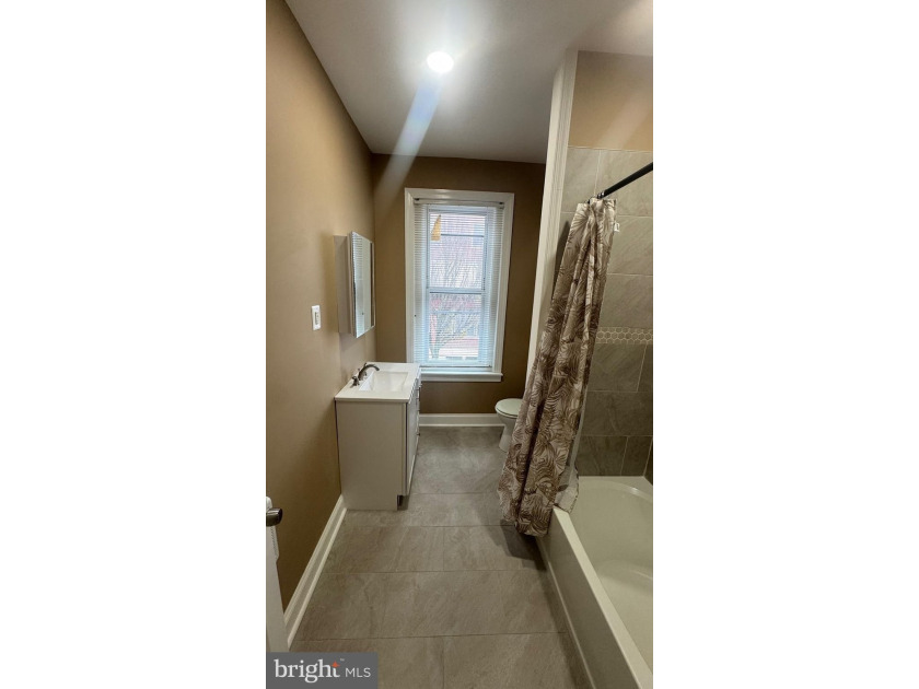 Nice renovated duplex with car garage and side entrance and - photo 34