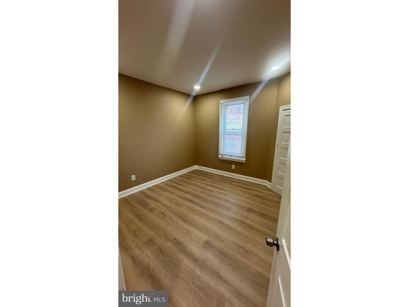 Nice renovated duplex with car garage and side entrance and - photo 38