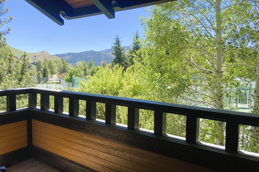 An upgraded three-bedroom, three-bath retreat in Sun Valley's - photo 8
