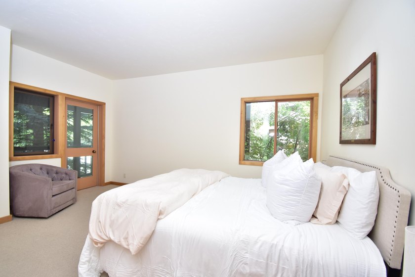 An upgraded three-bedroom, three-bath retreat in Sun Valley's - photo 9