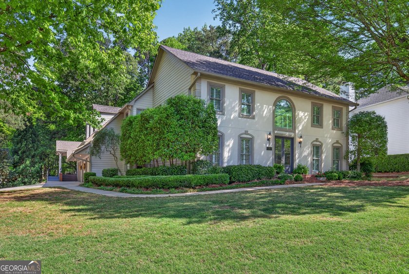 Welcome to this expansive home in Colonnade offering over 5,000 - photo 2