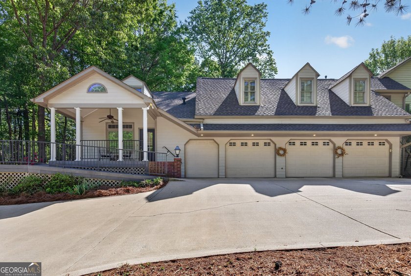 Welcome to this expansive home in Colonnade offering over 5,000 - photo 6