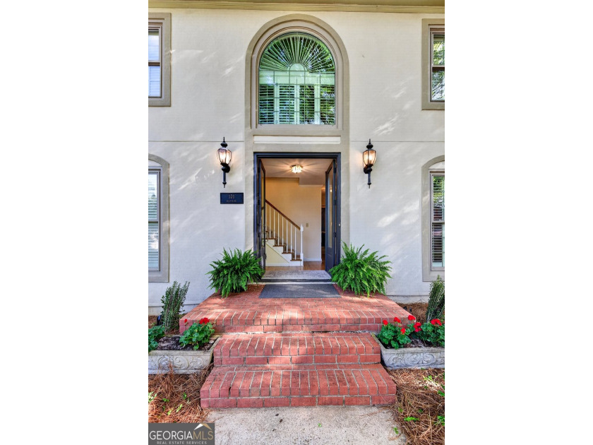 Welcome to this expansive home in Colonnade offering over 5,000 - photo 7