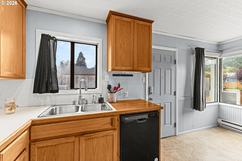 Welcome to this charming 2 bedroom, 1 bath coastal cottage - photo 13