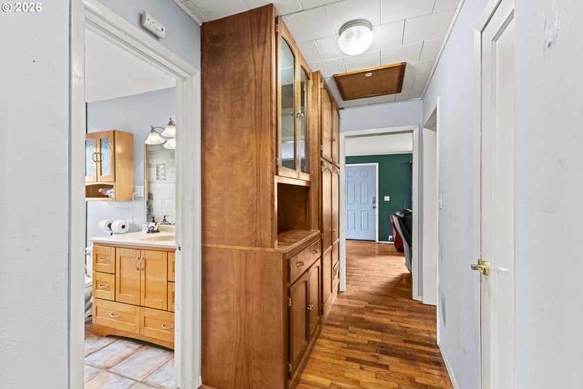Welcome to this charming 2 bedroom, 1 bath coastal cottage - photo 17