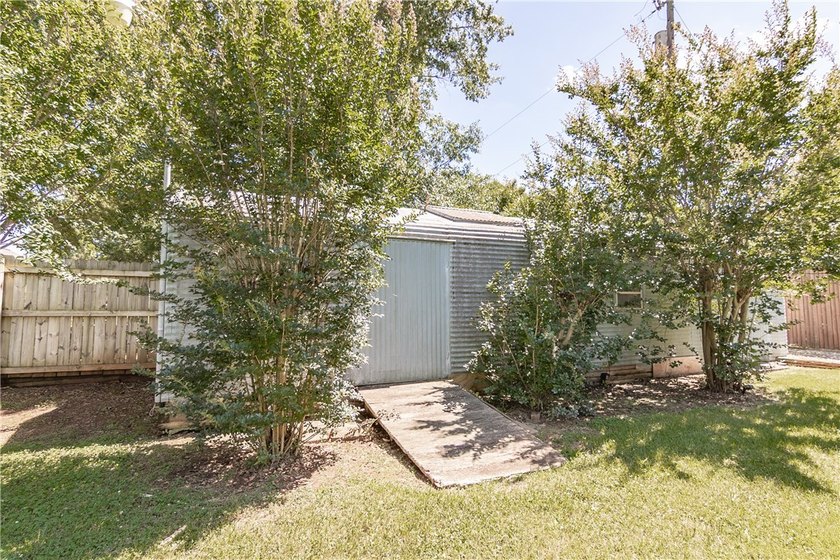 Spacious Brick Ranch with Salt-Water Pool in T.L. Hanna - photo 17