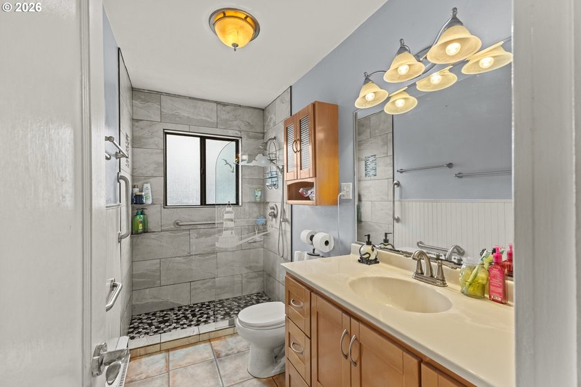 Welcome to this charming 2 bedroom, 1 bath coastal cottage - photo 18