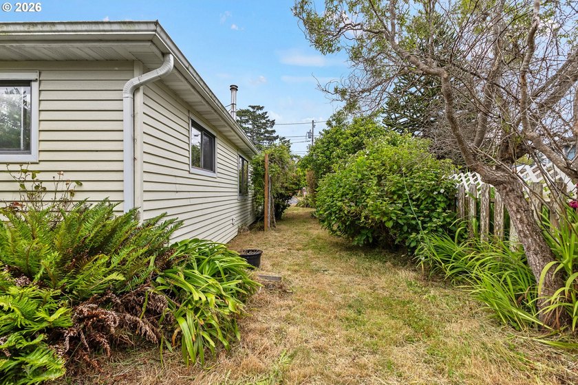 Welcome to this charming 2 bedroom, 1 bath coastal cottage - photo 24