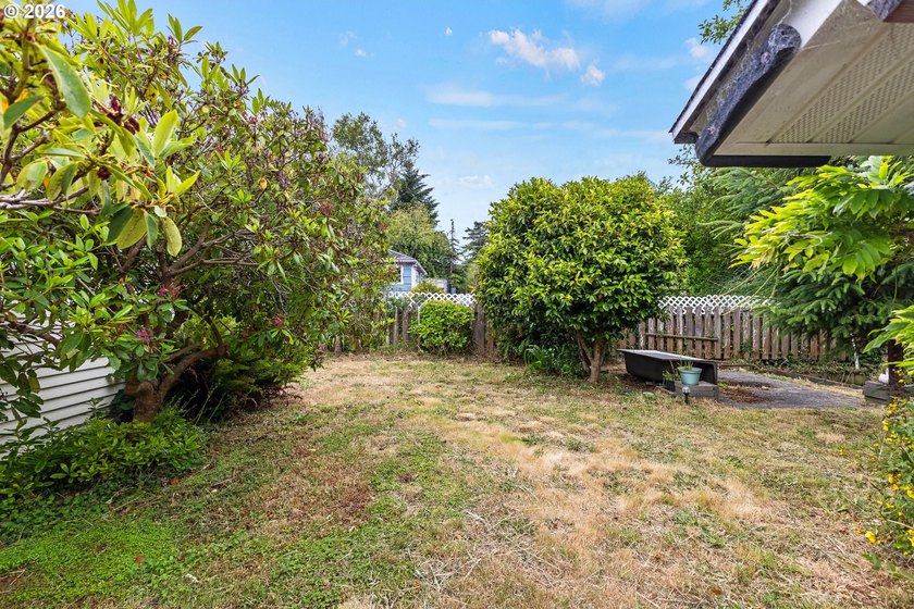 Welcome to this charming 2 bedroom, 1 bath coastal cottage - photo 27