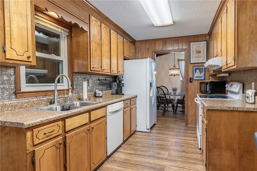 Spacious Brick Ranch with Salt-Water Pool in T.L. Hanna - photo 30