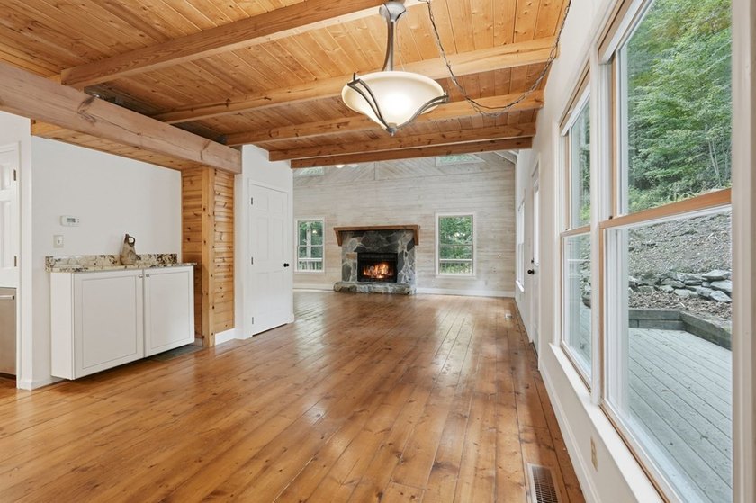 Welcome to your mountain retreat in the highly sought-after - photo 9
