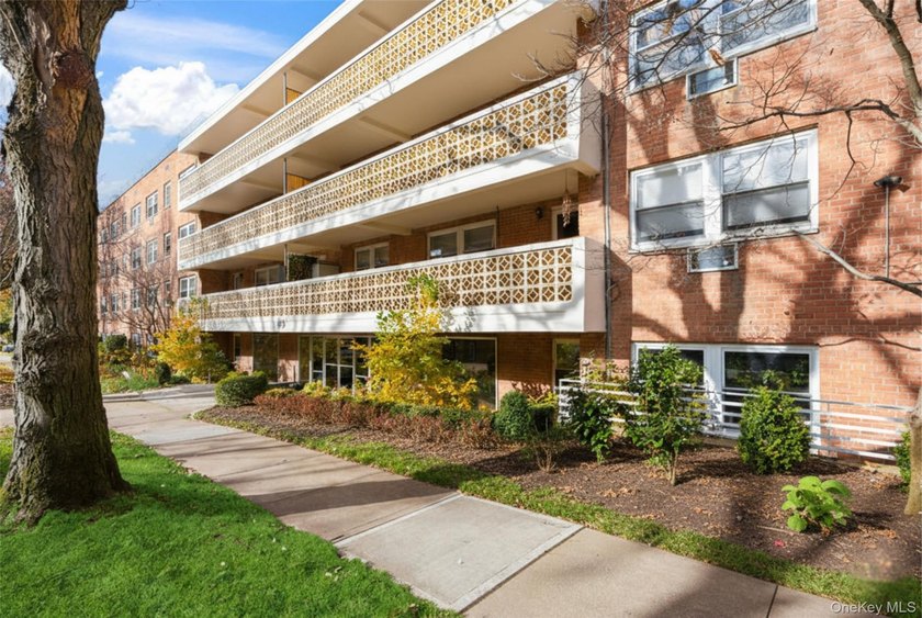 Renovated two bedroom, one bathroom co-op apartment in Great - photo 3