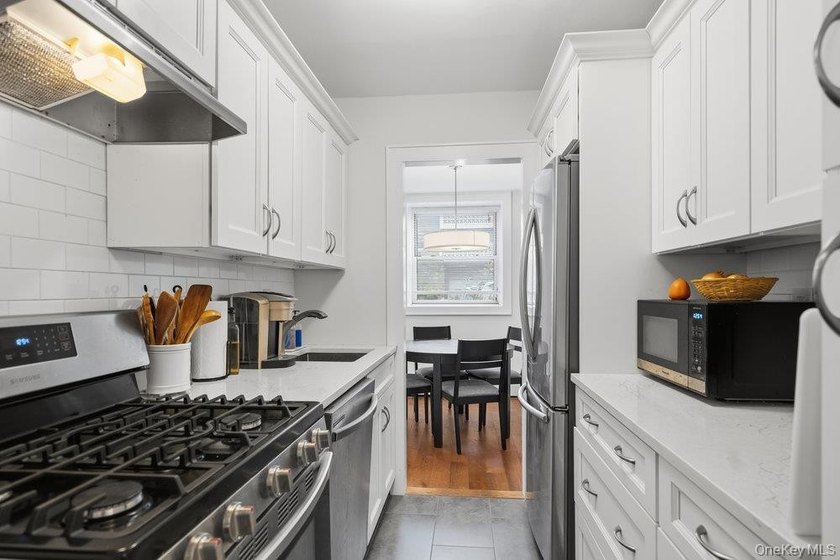 Renovated two bedroom, one bathroom co-op apartment in Great - photo 10
