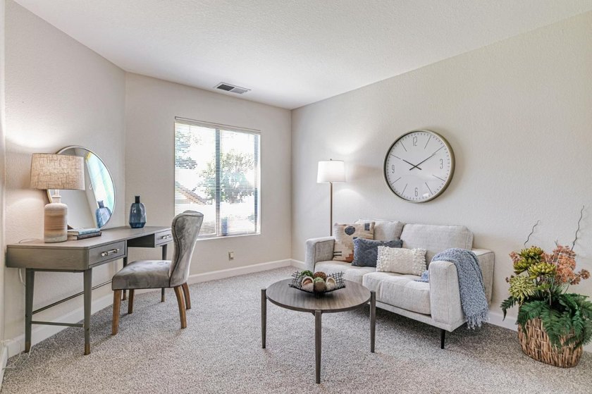 Looking for a spacious home for entertaining or work from home? - photo 4