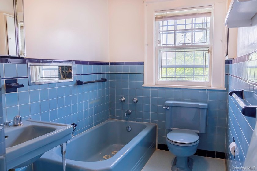 Detached, brick, single-family house in highly sought-after - photo 12