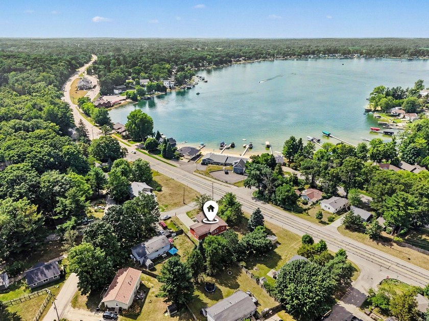 Welcome home to this beautiful 5-bedroom, 2-full bath home with - photo 2
