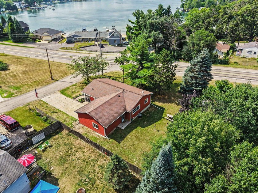 Welcome home to this beautiful 5-bedroom, 2-full bath home with - photo 4