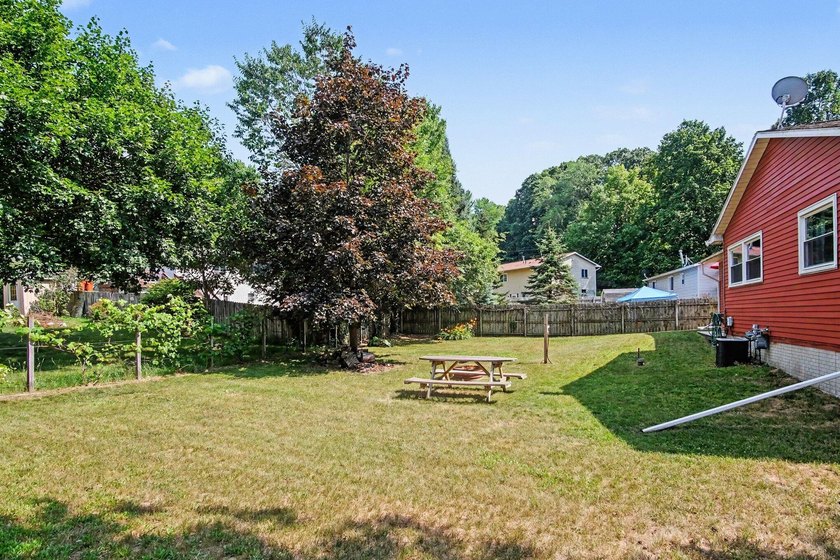 Welcome home to this beautiful 5-bedroom, 2-full bath home with - photo 6