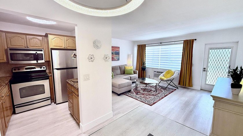 Upgraded Kitched &amp; Bath UnFurnished 1 BR 1 Bath, 585 SF - photo 11