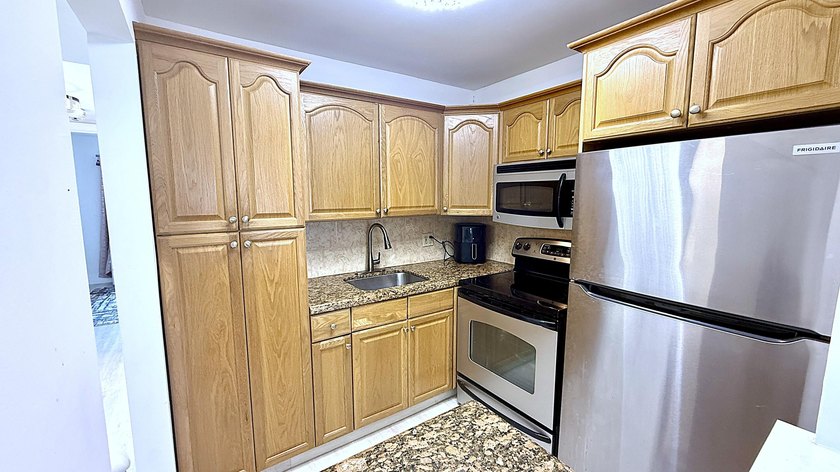 Upgraded Kitched &amp; Bath UnFurnished 1 BR 1 Bath, 585 SF - photo 14