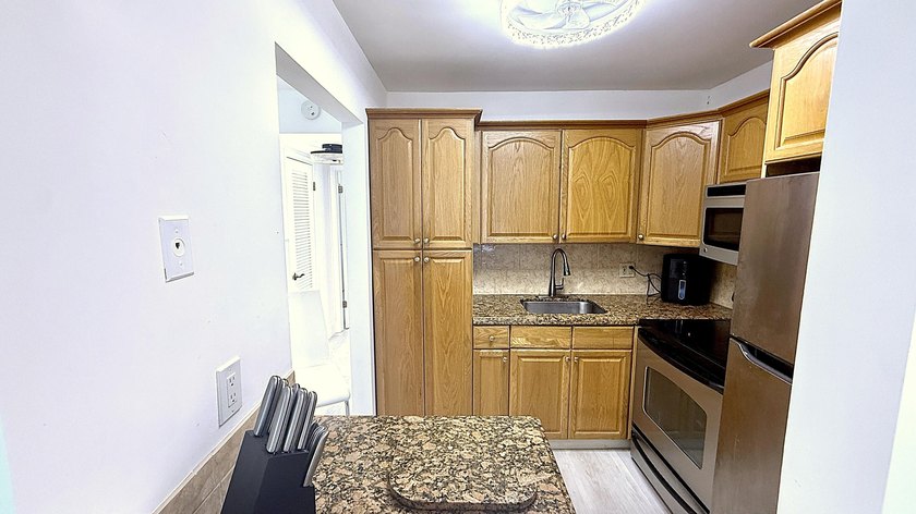 Upgraded Kitched &amp; Bath UnFurnished 1 BR 1 Bath, 585 SF - photo 15