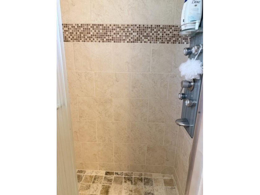 Well maintained end condo in section 2 w/lower monthly condo - photo 15