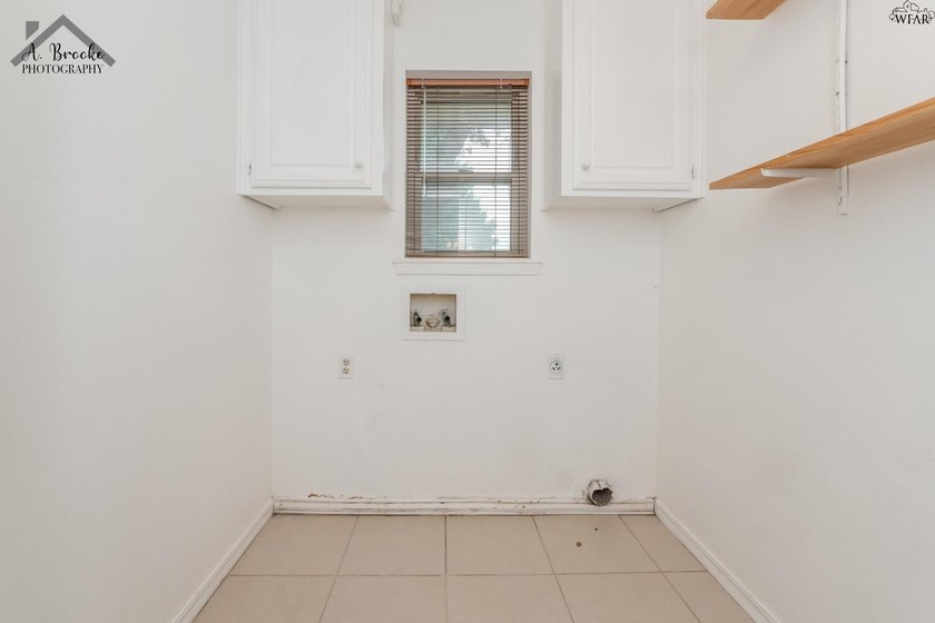 Spacious 3-bedroom, 2-bath home offering over 2,300 sq ft in a - photo 15