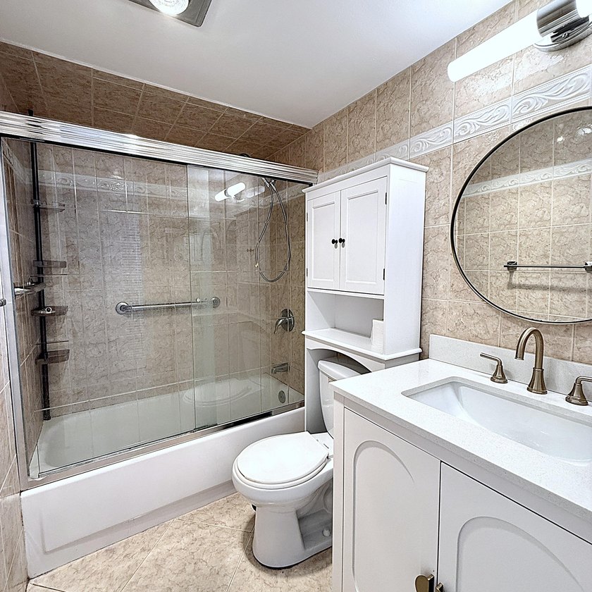 Upgraded Kitched &amp; Bath UnFurnished 1 BR 1 Bath, 585 SF - photo 16