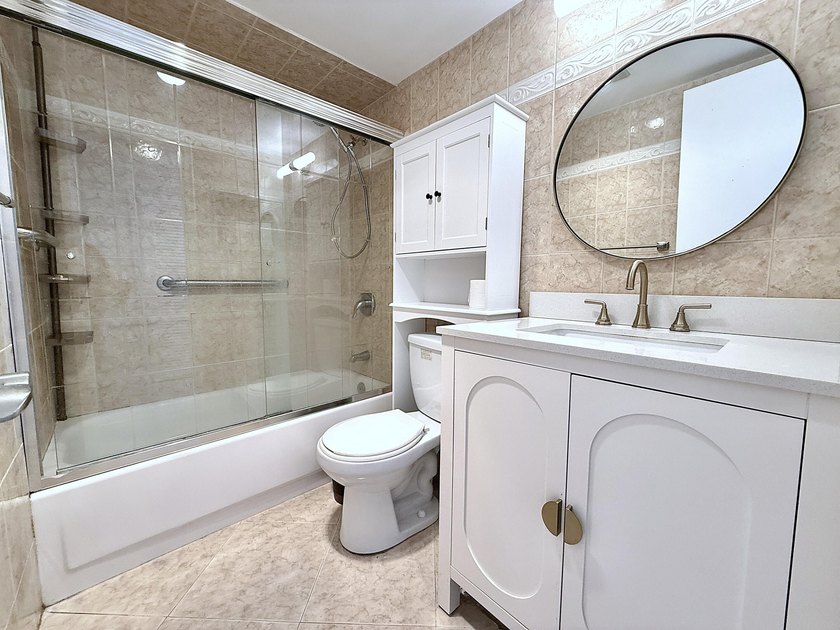 Upgraded Kitched &amp; Bath UnFurnished 1 BR 1 Bath, 585 SF - photo 18